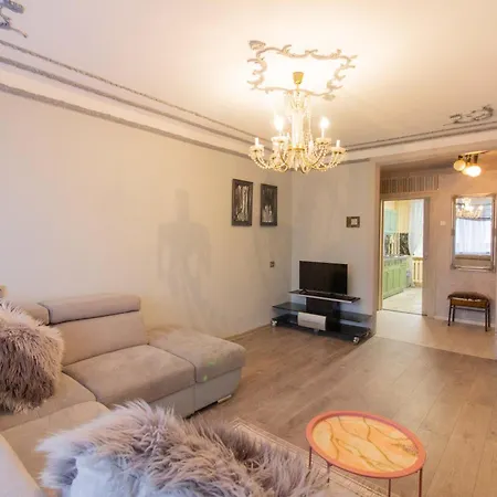 Step Into The 2 Bedroom By Homeystay Apartment *