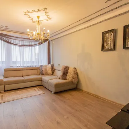 Step Into The 2 Bedroom By Homeystay Apartment *