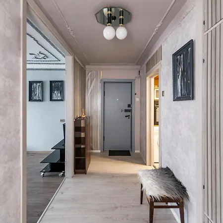 Step Into The 2 Bedroom By Homeystay Apartment *