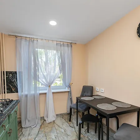 Step Into The 2 Bedroom By Homeystay Apartment *