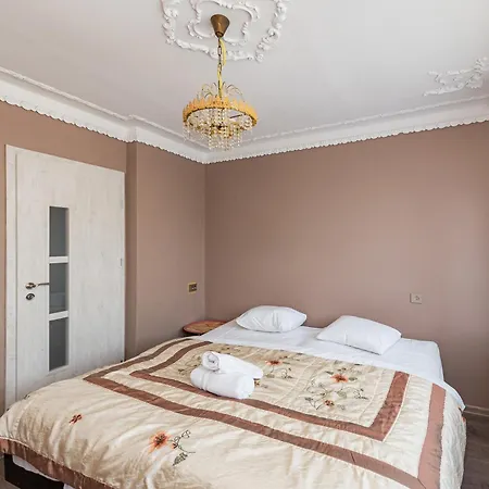 Step Into The 2 Bedroom By Homeystay Apartment *